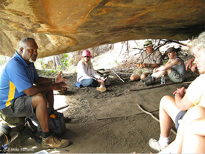 洞穴の中で人生を諭す、アボリジニ聖地ツアー